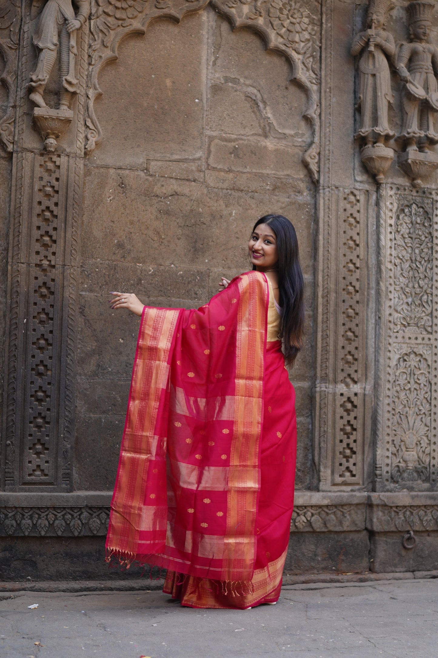 Red and Pink Maheshwari Silk Cotton Handloom Saree