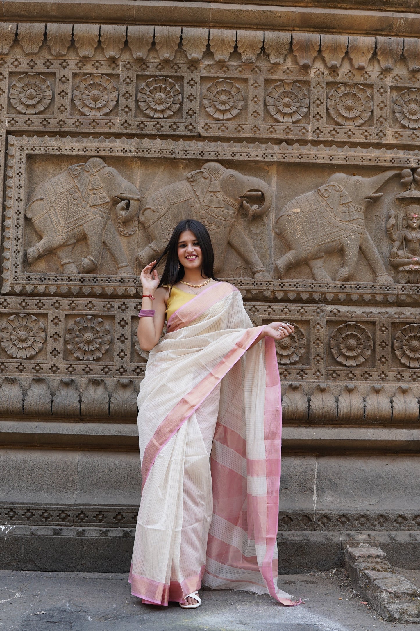 White and Pink Maheshwari Silk Cotton Handloom Saree