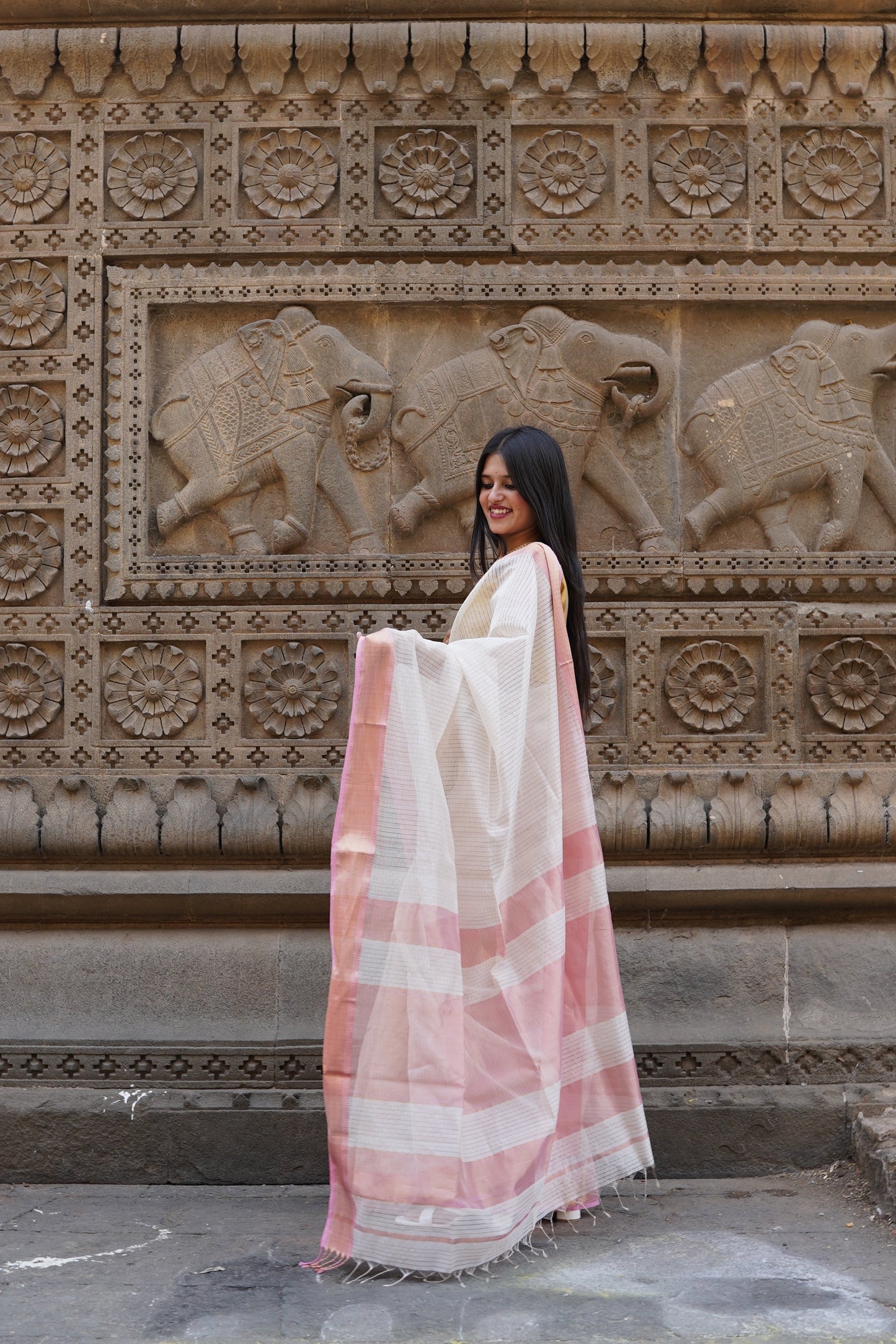 White and Pink Maheshwari Silk Cotton Handloom Saree