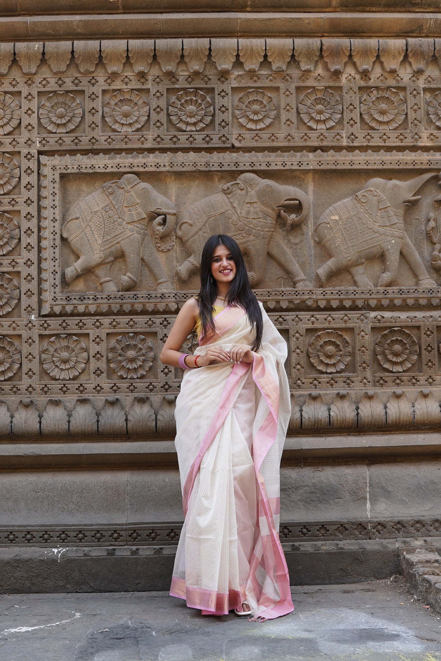 White and Pink Maheshwari Silk Cotton Handloom Saree
